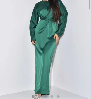 Bröllopsgäst klänning - Jättefin klänning från JeansindustryFR, i totalt nytt skick helt oanvänd med lapp på! Perfekt klänning som bröllopsgäst, på fest eller annat tillfälle. 