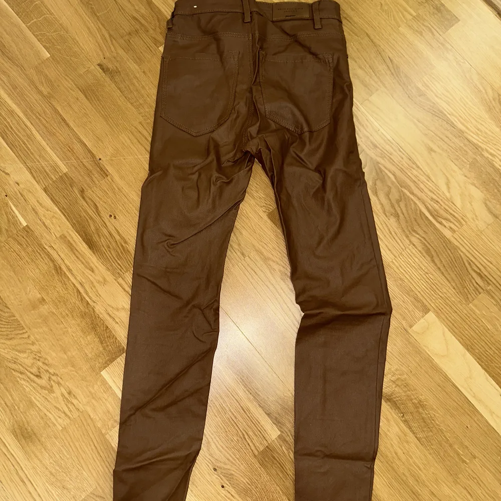 Jätte sparsamt använda waxade jeans i stl 34 färgen är kamel brun. Jeans & Byxor.