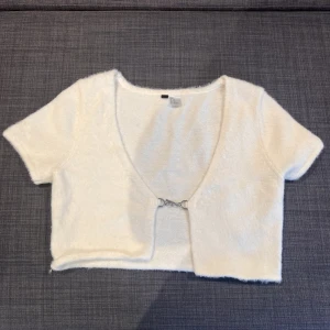 Fluffig kofta - Fluffig kofta med knäppning fram. Storlek XS i väldigt bra skick.