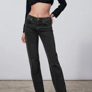ZARA JEANS - Svarta/gråa straight jeans med medel hög midja från zara i storlek 36. I bra skick. Pris kan diskuteras, frakt ingår inte. Skriv privat om ni undrar något💕💕