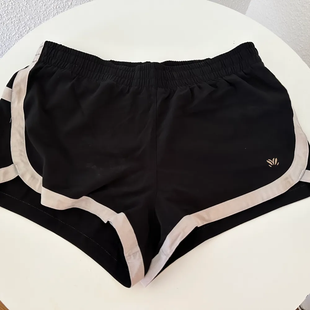 Med inre nätshorts. Bra skick. Shorts.