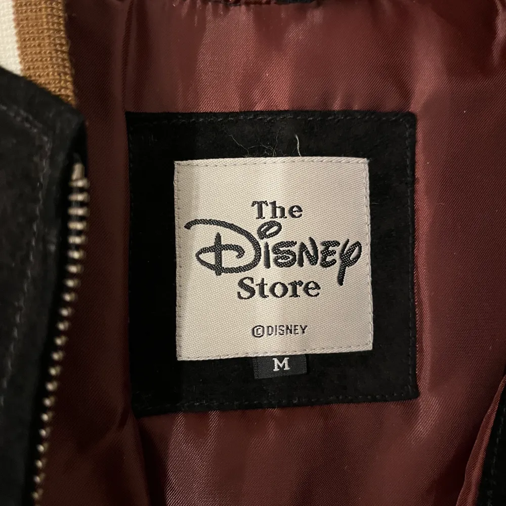 En varsity jacka från Disney i mycket bra skick. Den är i mocka material. jag är vanligen en xs/s i jackor men den här är i M och där med lite oversize Tillkommer en spårbar frakt för 99kr❣️ Hör av er vid några frågor!💕. Jackor.