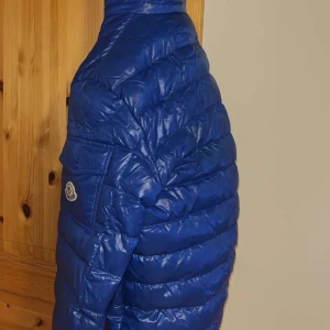 moncler jacka  - säljer min moncler jacka pga trötnat på den och den kostar ny pris 10000 men säljer den för 7000kr köpte den för 1 månad sen på nk