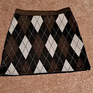 rutig kjol - köpte den i somras men har inte används så mycket. den är i väldigt bra skick. skriv om du vill ha fler bilder eller om du har några frågor❤️