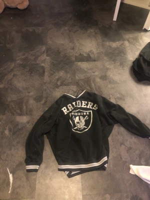 ”RAIDERS” tjocktröja ifrån SHEIN - En väldigt fin tjocktröja från SHEIN i bra skick 