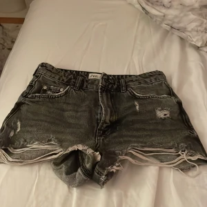 shorts - jättefina shorts i jätte fin modell från zara som är mkt bra o fin till sommaren. Jättefina detaljer osv.