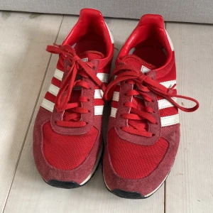 Adidas skor  - Vintage röda adidas skor! I storlek 25,  De är i bra skick och väldigt coola❤️