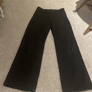 Monki Yoko Jeans - Jeans från monki cirka 2 år gamla. Bra skick. Skönt material och bra passform💕