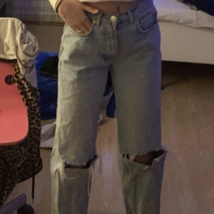 Gina jeans - Ett par Gina jeans i stolek 34 säljer för att dem är förstora för mig men ändå ganska använda. Finns även ett par i storlek 32 att köpa. Dem ligger bara och skräpar i min garderob så säljer billigt för 100kr+ frakt.