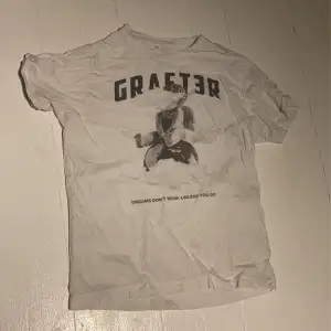 En t-shirt från det brittiska märket Graft3r. Det var längesen jag köpte den och den finns inte kvar på deras hemsida längre. 