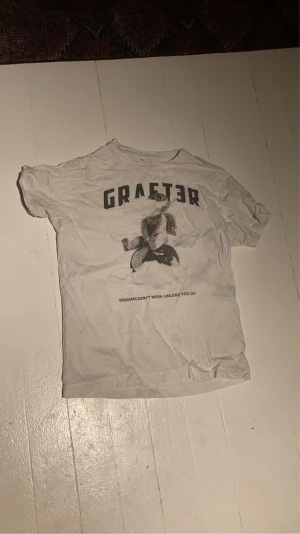 Graft3r T-shirt - En t-shirt från det brittiska märket Graft3r. Det var längesen jag köpte den och den finns inte kvar på deras hemsida längre. 