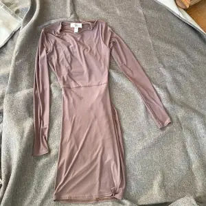Jätte fin festklänning i skönt material från Rebecca Stella i storlek xs. Kolla på bild 2 för att se baksidan!❣️