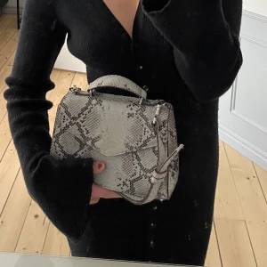Väska - Säljer min super snygga Beck Söndergaard väska! Nypris 1400. Köparen står för frakt