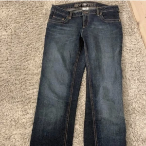 Lågmidjade jeans  - Lägger ut igen. Mörkblåa, lågmidjade jeans. Inga defekter förutom ett hål på insidan av midjan som inte syns utåt (kan skicka bild). Passar från 34-38. 