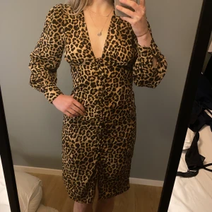 Klänning  - Klänning i leopardmönster. Knappar framtill. I gott skick🤗 