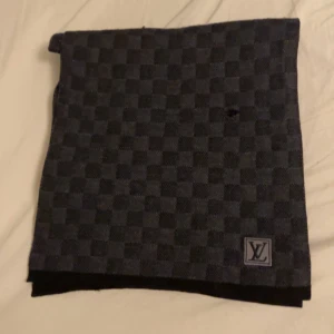 LV halsduk äkta! - Hejsan säljer nu min äkta LV halsduk som inte går och få tag i ny längre!  Skicket är utmärkt förutom ett litet hål som man inte ser när man har den på sig   Endast 2000