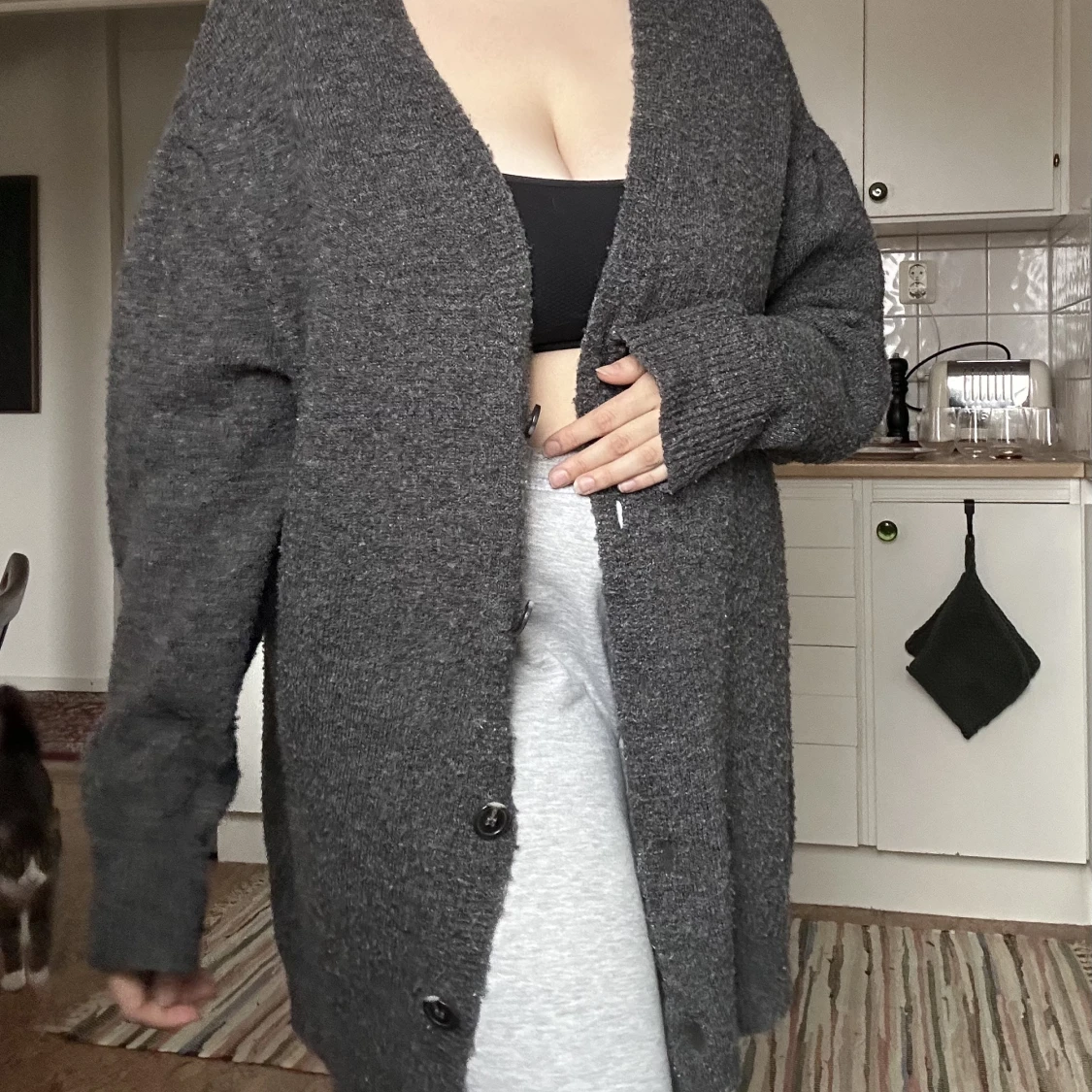 Grå kofta med knappar 