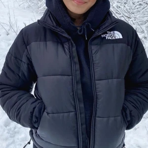 The North Face jacka - The North Face jacka (kort modell) i nyskick, endast använd 2 gånger. Nypris: 2495kr från Zalando.   