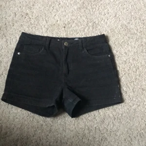 Svarta jeansshorts från Kappahl  - Svarta jeansshorts från Kappahl i strl 158. Ganska använda.