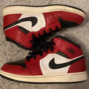 Jordans - Air Jordan 1 mid Chicago black toe i strl 40! Använda en del men kommer att rengöra de ordentligt innan de postas!