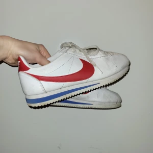 Nike Cortez - Ett par superfina sneakers som används ett fåtalgånger då de är lite för små i storleken. Dock otroligt skön studs i skon 🥰