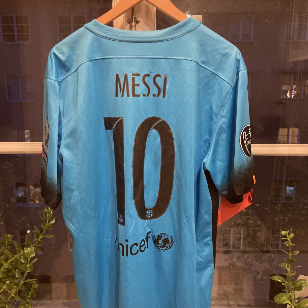 En Messi Barcelona matchtröja från 2016. Fulla patches och perfekt condition. Storlek XL. Självklart äkta, ingen fake tröja. Köpare betalar frakt. Vid fler frågor så är det fritt fram att ställa!. T-shirts.