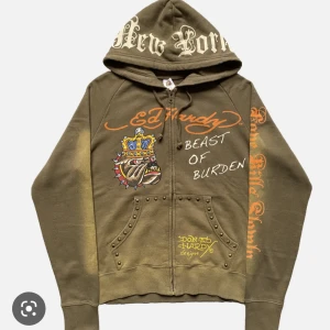 Ed hardy zip hoodie - BUDGIVNING!! Lagt bud gäller, frakt tillkommer, ökning sker med minst 10 kr per bud. Säljer denna vintage Ed-hardy hoodie! Passar storlek s-l