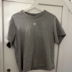 Adidas T-shirt  - Fin adidas tröja Något kortare i modell