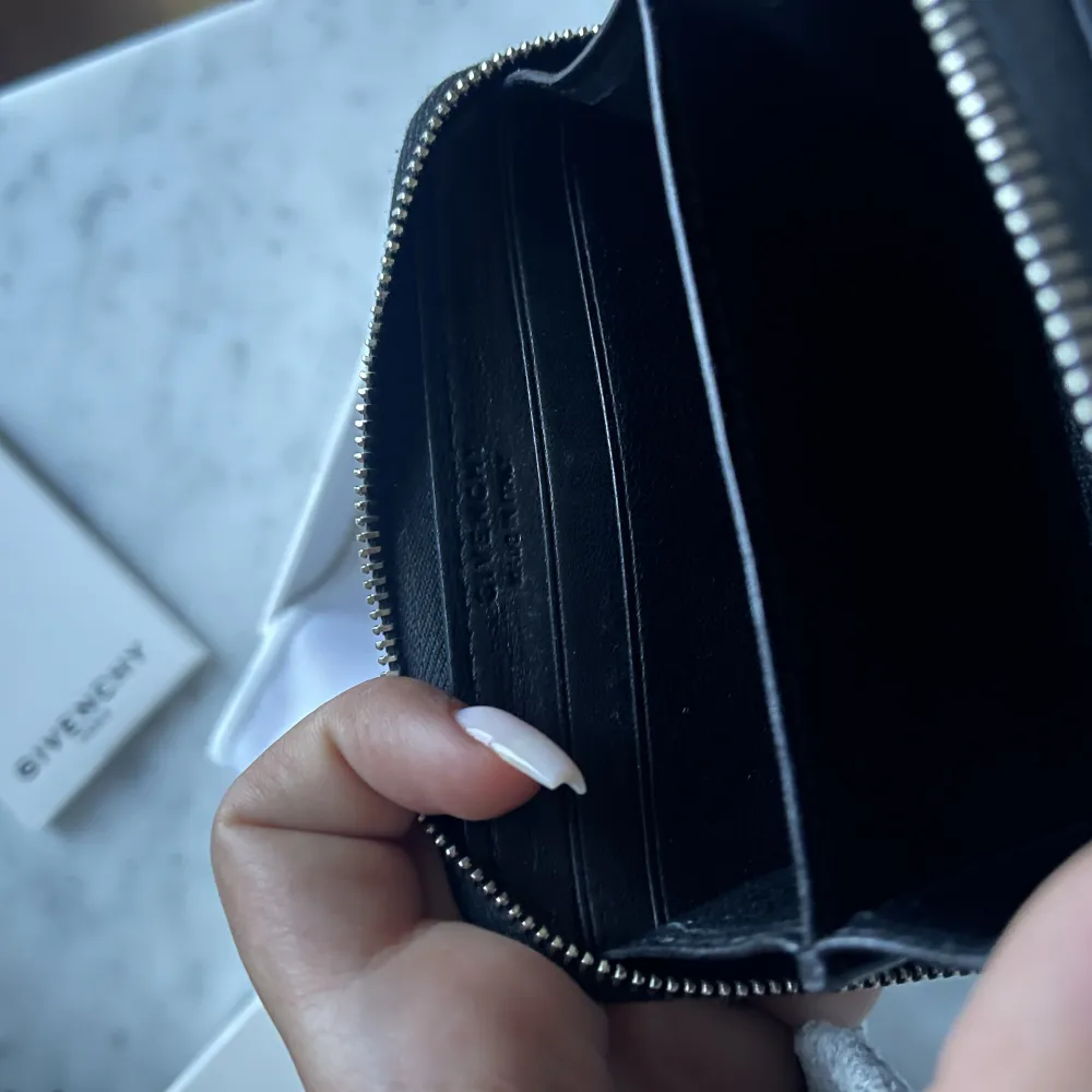 Givenchy shark mini zip plånbok Nytt skick, aldrig använd  Nypris - 2690kr  Säljer för - 1500kr. Accessoarer.