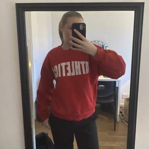 Säljer min fina sweatshirt från gina tricot. Den är använd fåtal gånger och är i nyskick. Nypris var 250kr. 