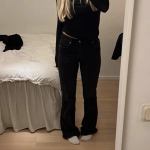 Svarta bootcut jeans - Svarta fina bootcut jeans med fin passform. Storlek 38 men passar 36. Långa i benen. 