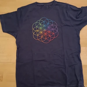 Coldplay Merch  - Mörkblå Coldplay t-shirt. Storleken är M.  Tröjan är inte i topp skick, därav priset. Frakten ingår i priset.