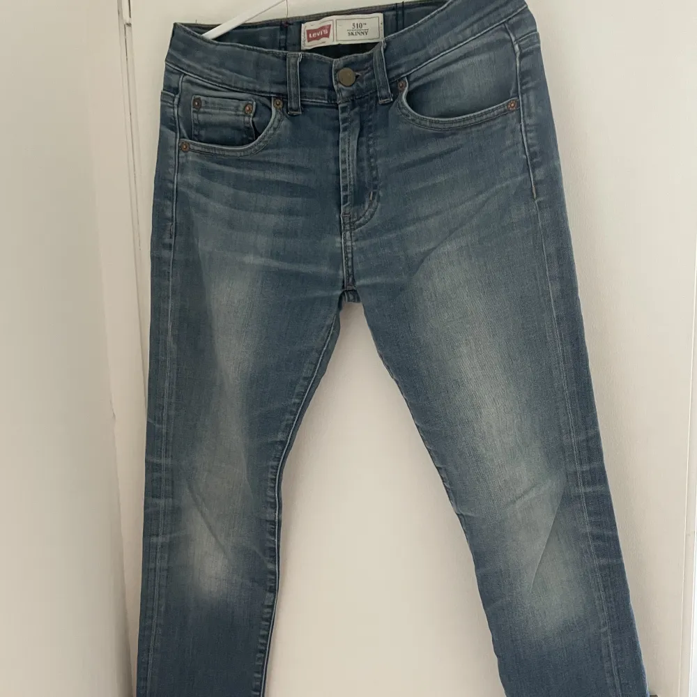 Klassiska blå levi’s 510. Rak unisexmodell.   Strl 12 år motsvarar 160 cl ungefär. . Jeans & Byxor.