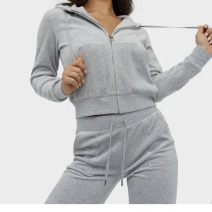 Juicy Couture  - Säljer mitt gråa juicy couture set! Skriv för fler bilder och info. Båda delarna för 1000kr, ena för 750.