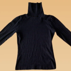Svart polo från Filippa K - Svart polo med mörkblåa ränder från Filippa K. Bra kvalitet och gott skick, tröjan är storlek S. Säljer den då den är lite för tight för mig och hoppas att någon annan ska ha glädje av den✨