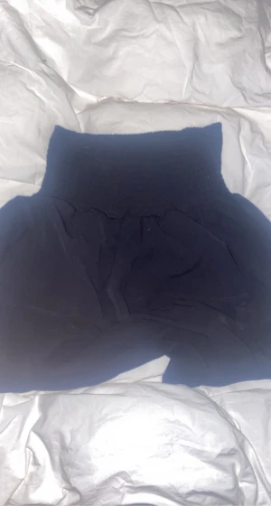 Volangkjol - Säljer svart volangkjol från nameit💞 Stor i storlekten så passar upp till en M skulle jag säga, möts bara upp just nu❤️ snabb affär helst