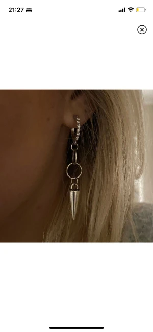 Silvriga Maria Nilsdotter liknande örhängen - Jag och @eneliussaga säljer handgjorda smycken som liknar Maria Nilsdotter. Vår instagram är @aisasmycken där säljs fler modeller. Skriv om du vill köpa eller har frågor 💕