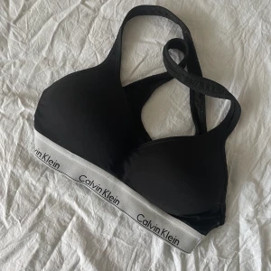 Calvin Klein bralette/top - Bh-liknande top från Calvin Klein. Använd men hel och fläckfri. Den har inga byglar och små push-up kuddar i kupan. 