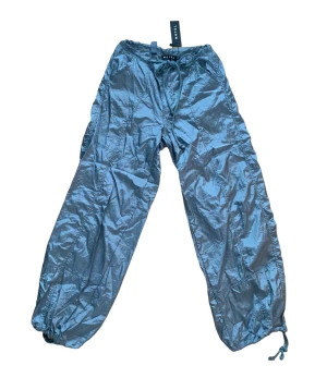 Motel parachute pants - Supercoola parachute pants i grå/silver från Motel rocks!! Aldrig använda med lappen kvar pga att de är lite stora på mig, är en s som referens🌟💫Köpte för ca 600kr + frakt 