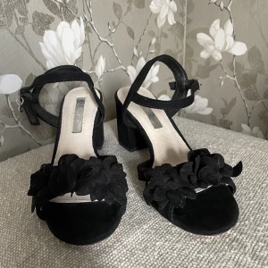 Oanvända klackskor  - Säljer ett par klackskor som aldrig är använda. Har haft dom i flera år men aldrig fått tillfälle att använda dom. Det är i storlek 36