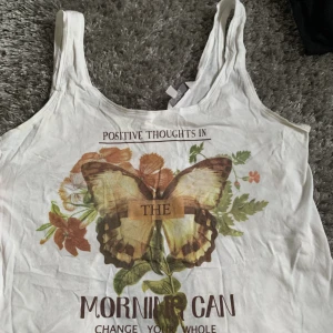 vintage tröja - fick den i present och har inte använt den. Ser använt ut men det är föratt jag har bara stoppad den nånstans i garderoben 