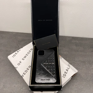 Ideal of Sweden beatstuds - Säljer mitt skal då jag råkade köpa till fel telefon, så den är helt oanvänd. Går att lägga sina kort i det.   Allt original finns kvar. Kartongen kom tyvär skadad i posten. Nypris 699