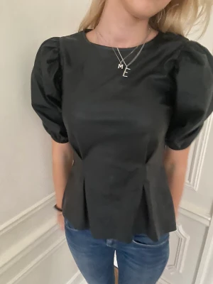 Skintopp😘 - Säljer min skit snygga och unika skinntopp som jag verkligen kommer sakna sååå mycket men säljer den då jag inte använder den lika mycket😍😍storlek S men är lite pösig