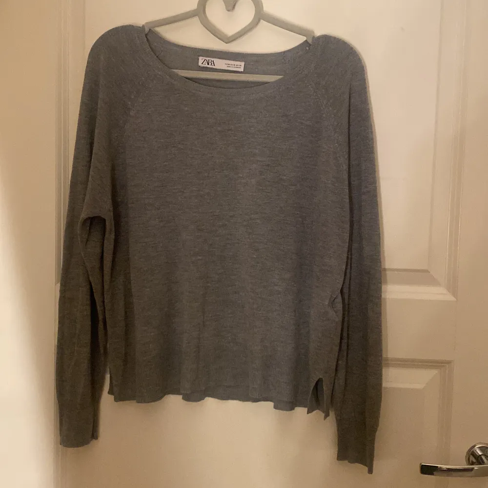 Säljer denna tröja från zara precis som i första bilden fast helgrå, i storlek M. Använt ett fåtal gånger och säljer då den inte kommer till användning💕. Tröjor & Koftor.