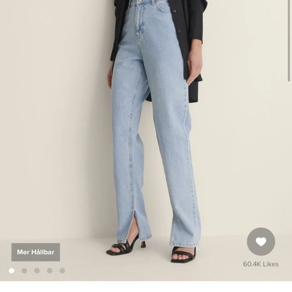 Jeans med slits passar perfekt på någon som är 165+ lång. Helt nya och säljer för dom är lite för långa på mig . Sitter annars jättefint och jättebra på kroppen🥹😍 skriv om fler bilder önskas köpa för 400! #jeans #ny #zara #trendigt #billigt. Jeans & Byxor.