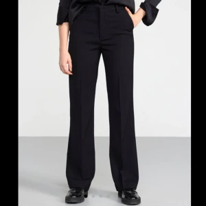 Svarta kostymbyxor  - Svarta kostymbyxor från Lindex i modellen ”Fiona”, stolek 38 🫶🏼Säljer för 120kr + frakt 