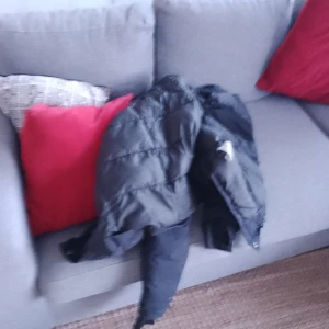 Everst - En jacka    En svart jacka till salu