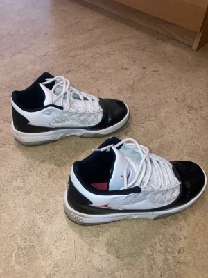 nike air jordan max aura 2 - Köpte skorna i JD sport för 1000 kr på rea. säljer då de interkommunal till användning. kan mötas i södertälje/stockholms området. kan även fraktas men köparen står för frakten.
