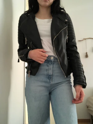 Skinnjacka - Skinnjacka med massa fina detaljer, ganska så använd