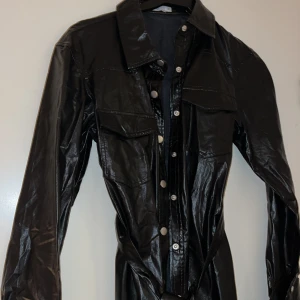 Läderklänning - Nyskick (fejkläder). ”Skinn klänning” som även går att använda som blazer!